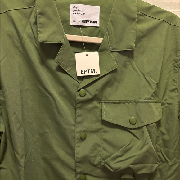 EPTM. The Perfect Example. Men’s Green Multi Pocket Snap Twill Shirt Medium BNWT - Picture 9 of 9
